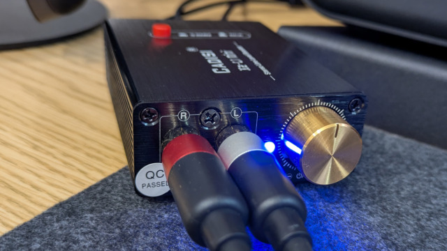 PCモニターに付いてるイヤホン端子(スピーカー端子)の出力が低いのでラインレベルブースターなるもので音量を増幅して揃える