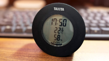 タニタの卓上デジタル時計[TT-585 BK]をPCデスク用に買ってみた。黒色でモニターとの相性もバッチリ。角度もついてて時間が見やすい。