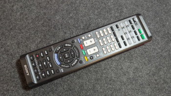 複数のリモコンをSONYの学習リモコン「RM-PLZ530D」でまとめて管理。効きも良くて満足。