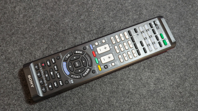 複数のリモコンをSONYの学習リモコン「RM-PLZ530D」でまとめて管理。効きも良くて満足。