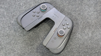 初代プロコンが壊れた…プロコン2が高すぎるから1800円のJSAUXのSwitch2用V字型JoyCon2充電グリップ+JoyCon2ケースセット買ってみたら大正解だった